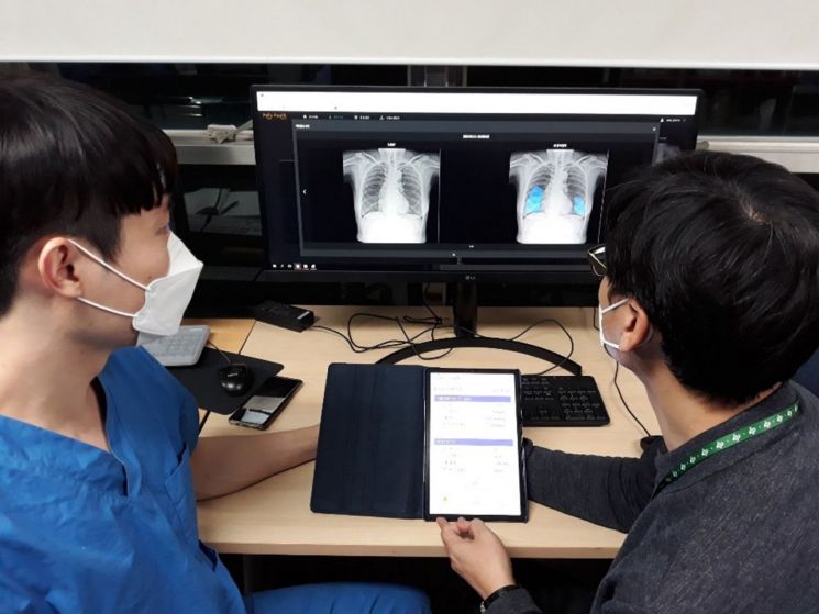 부경대 제3생활치료센터에서 환자 상태를 모니터링 하는 모습.