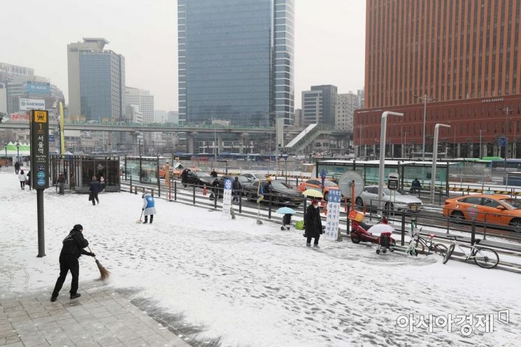 [포토]눈 내린 서울역 