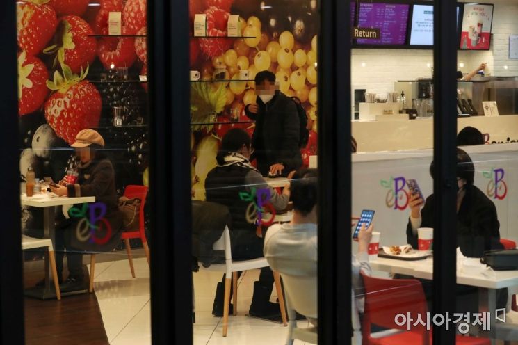 [포토]점심시간 카페서 휴식 취하는 시민들 