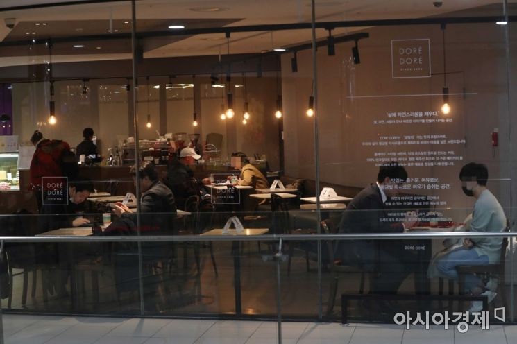 서울 시내 한 카페에서 시민들이 음료를 마시고 있다. /문호남 기자 munonam@