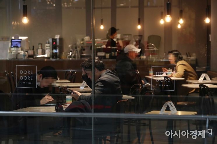 [포토]점심시간 카페서 휴식 취하는 시민들 