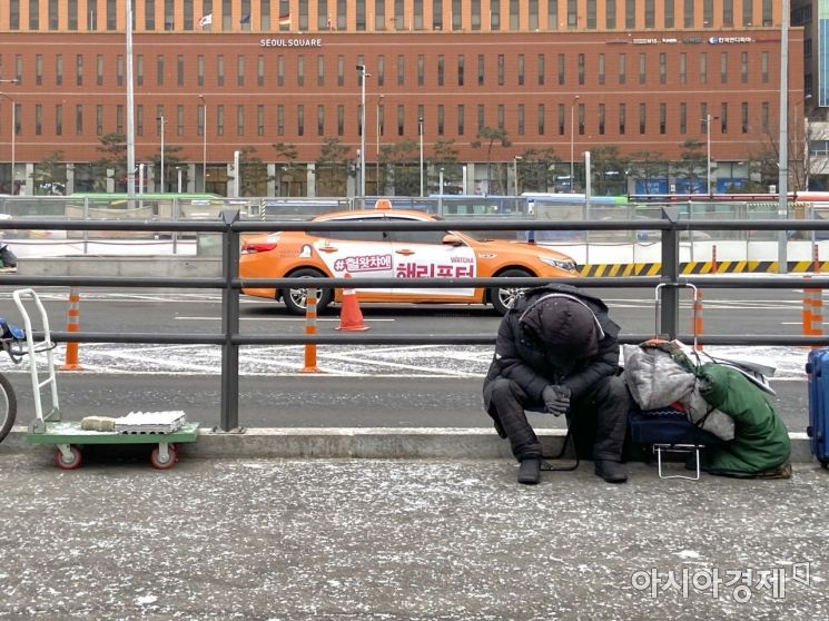 18일 오전 서울 용산구 서울역 광장에서 한 노숙인이 추위에 떨며 몸을 잔뜩 움츠리고 있다. 사진=김영은 기자 youngeun928@asiae.co.kr
