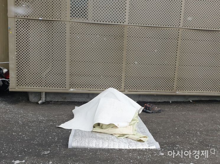 18일 오전 서울 용산구 서울역 광장에서 한 노숙인이 얇은 종이 한 장을 이불삼아 잠을 청하고 있다. 사진=허미담 기자 damdam@asiae.co.kr
