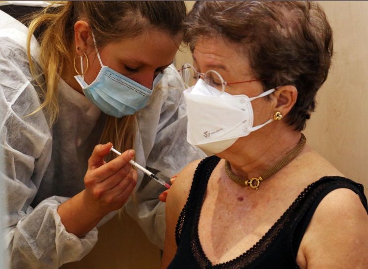 프랑스도 백신 접종대상 확대..."75세 이상 누구나 접종" 