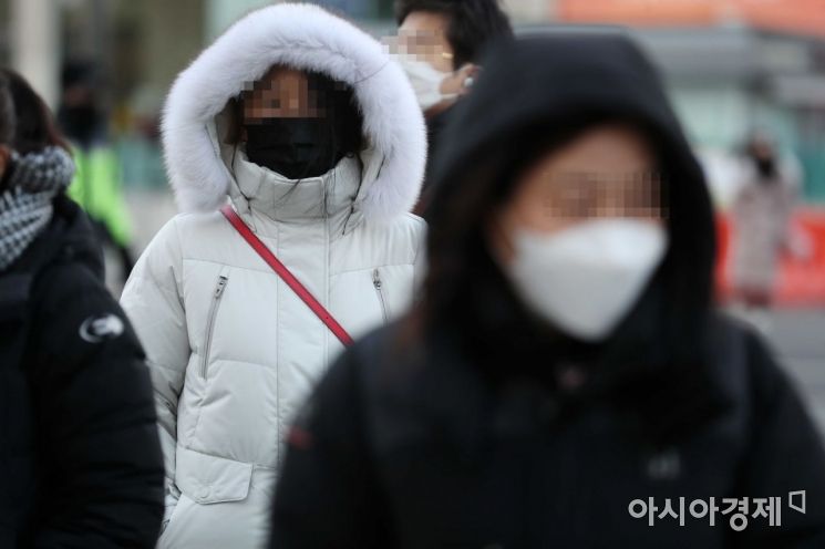 영하 10도를 밑도는 반짝 강추위가 찾아온 19일 서울 광화문 사거리에서 두꺼운 옷을 입은 시민들이 발걸음을 재촉하고 있다. /문호남 기자 munonam@