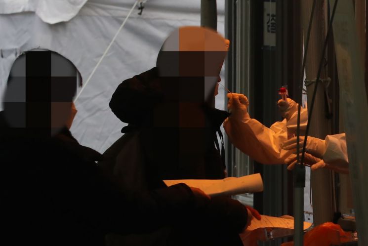 18일 오전 서울역에 마련된 임시선별검사소에서 시민들이 검사를 받고 있다. [이미지출처=연합뉴스]