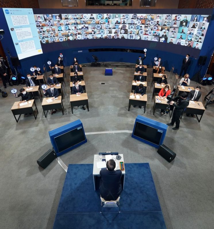 탁현민 "文기자회견 횟수…이명박·박근혜보다 많아"