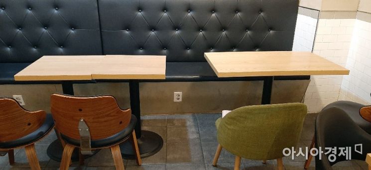 카페 방역수칙 완화로 카페 착석이 가능해졌다. 사진은 서울 한 번화가 일대에 있는 카페.사진=한승곤 기자 hsg@asiae.co.kr