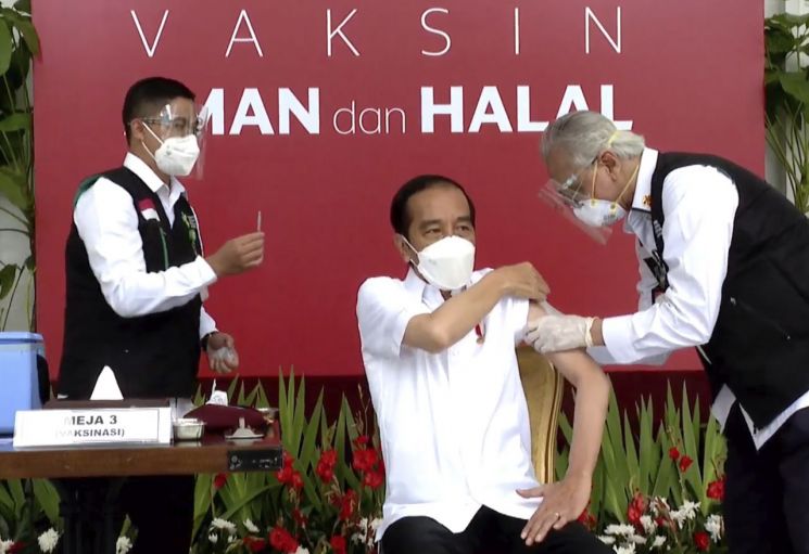中 백신 접종하는 印尼…경제도 中처럼 성장할까