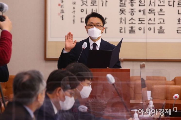 [포토] 증인선서하는 김진욱 후보자