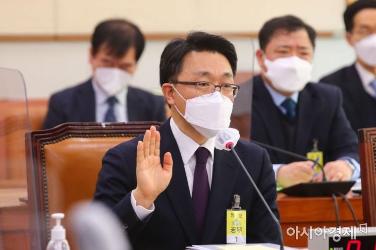 김진욱 초대 고위공직자범죄수사처(공수처) 처장 후보자가 19일 국회 법제사법위원회에서 열린 인사청문회에 출석, 의원들 질의에 답변하고 있다./윤동주 기자 doso7@