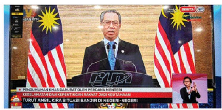 무히딘 야신 말레이시아 총리가 지난 12일 압둘라 술탄 국왕이 전국 비상 사태 선포를 승인했다고 발표하는 모습이 TV 화면으로 중계되고 있다. 쿠알라룸푸르=신화·연합