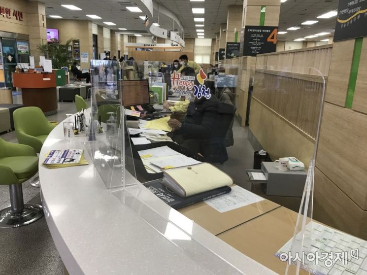 김천시, 종합민원실 '안심 칸막이' 설치 … "무인민원발급기 사용 권장"