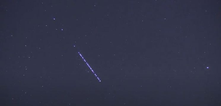 지구 상공 550km에 도달한 뒤 줄지어 이동하는 스타링크 위성들. / 사진=유튜브 캡처