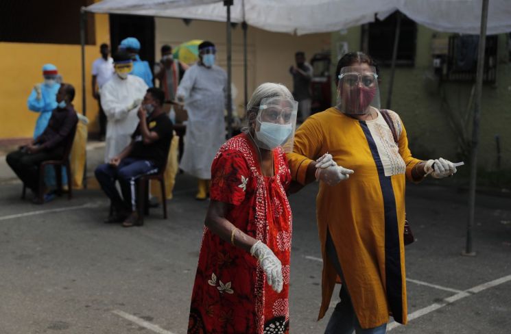 스리랑카에서 한 여성이 신종 코로나바이러스감염증(코로나19) 검사를 받은 후 검사소를 걸어나오고 있는 모습 [이미지출처=AP연합뉴스]