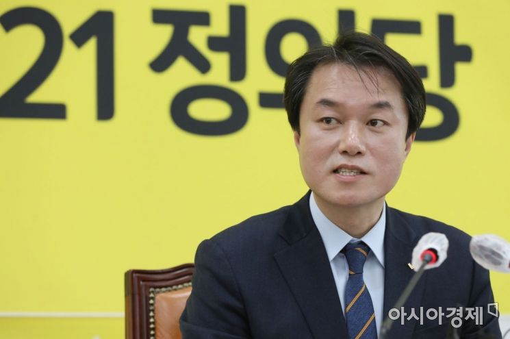 "성차별 없는 평등사회" 강조한 김종철 성추행 사퇴…정의당 최대 위기