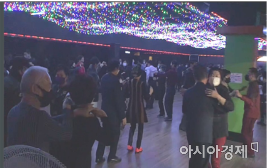 경기도에서 집합금지 조치를 위반한 콜라텍이 적발됐다. 100여명이 모여 춤을 추고 테이블에서 음주와 취식을 하고 있었다.(사진출처=행안부)