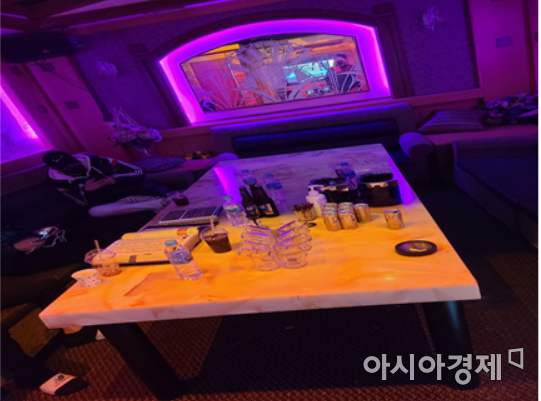 인터넷으로 사전예약을 받아 간판 조명을 끄고 문을 잠근 채로 영업한 유흥주점 내부 모습(사진출처=행안부)