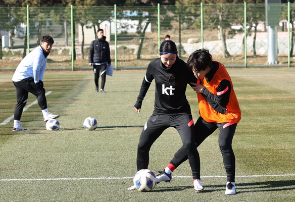 대한민국 여자축구 국가대표팀 선수 21명이 강진군 축구 전용구장인 영랑과 다산구장에서 전지 훈련을 하고 있다. (사진=강진군 제공)