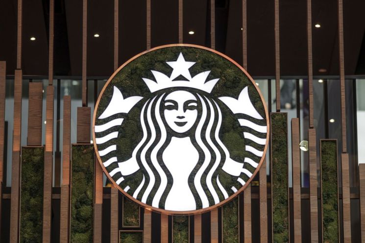 스타벅스, 아시아계 손님 컵에 '찢어진 눈' 그렸다 1600만원 배상 명령