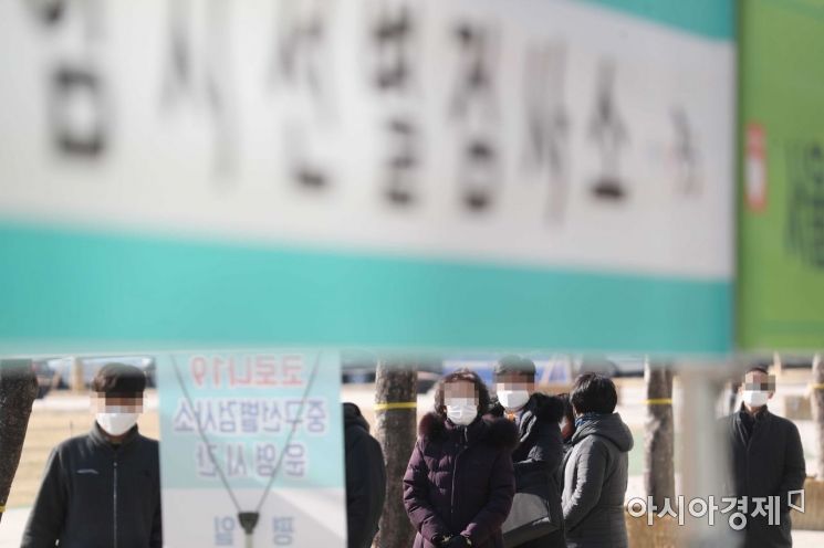 국내 신종 코로나바이러스 감염증(코로나19) 확진자가 처음 발생한 지 1년째가 되는 20일 서울광장에 마련된 임시 선별검사소에서 시민들이 검사를 받고 있다. /문호남 기자 munonam@