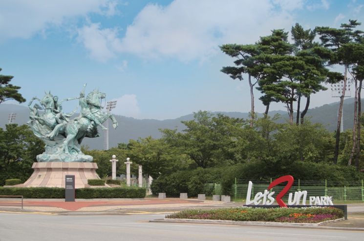 한국마사회 부산경남본부의 청동 마상과 렛츠런파크 로고.