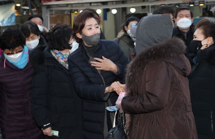 서울시장 보궐선거에 출마한 국민의힘 나경원 전 의원이 20일 서울 양천구 신영시장을 찾아 시민들과 이야기를 나누고 있다. 2021.1.20   [국회사진기자단] [이미지출처=연합뉴스]