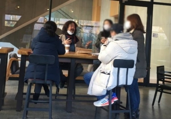 방송인 김어준 씨가 마포구의 한 카페에서 턱에 마스크를 내린 채로 일행들과 대화를 하는 모습. (사진출처=온라인 커뮤니티 캡처)