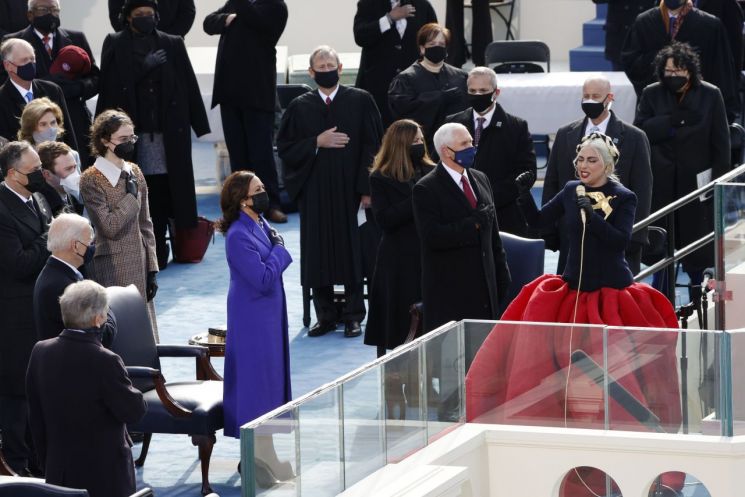 [속보] 레이디 가가, 바이든 대통령 취임식 국가 제창 