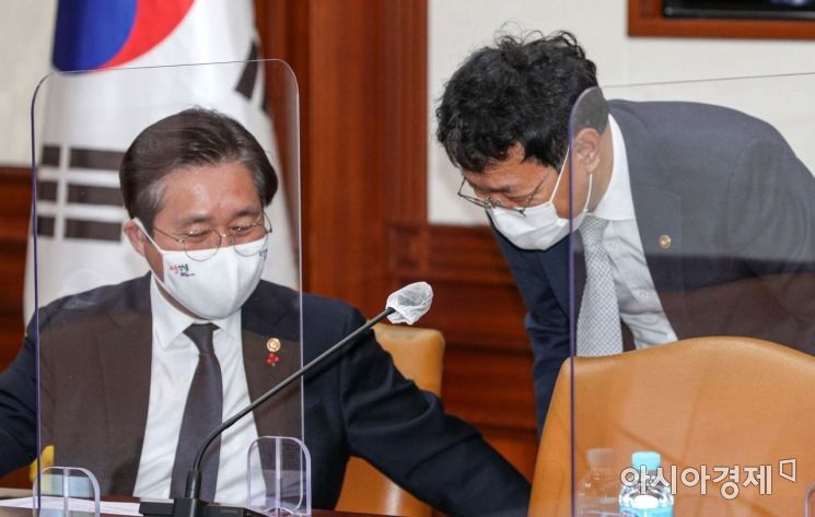 [포토]인사하는 성윤모 장관-김용래 특허청장