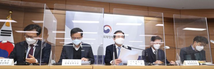 차관은 손실보상 법제화 힘들다는데…한밤에 해명나선 기재부