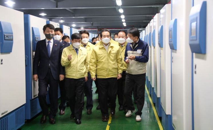 정세균 국무총리가 21일 백신보관용 초저온냉동고 생산 회사인 경기 동두천시 일신바이오베이스 본사를 방문해 홍성대 대표이사의 설명을 들으며 이동하고 있다. [이미지출처=연합뉴스]