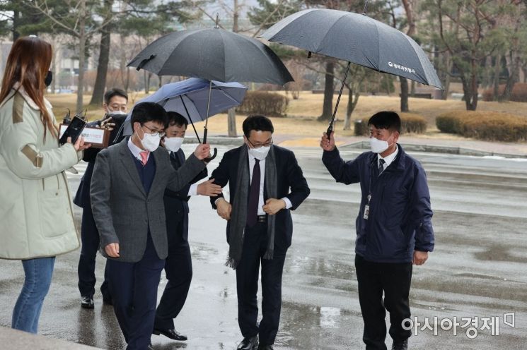 [포토]출근하는 김진욱 처장 