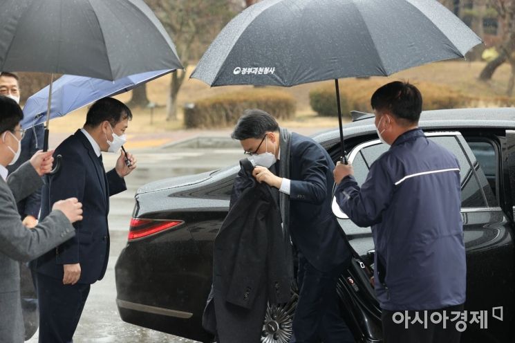 [포토]사무실 출근하는 김진욱 초대 공수처장 