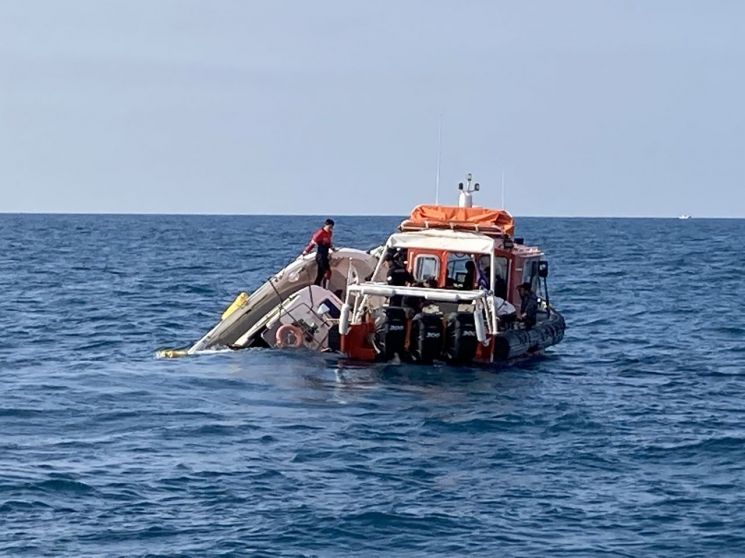 서귀포 문섬 인근 해상에서 모터보트 침몰···승선원 3명 구조