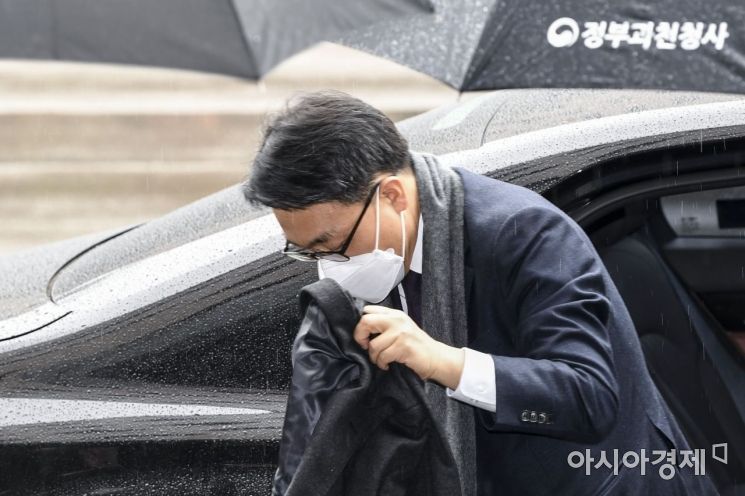 [포토]차에서 내리는 김진욱 공수처장 