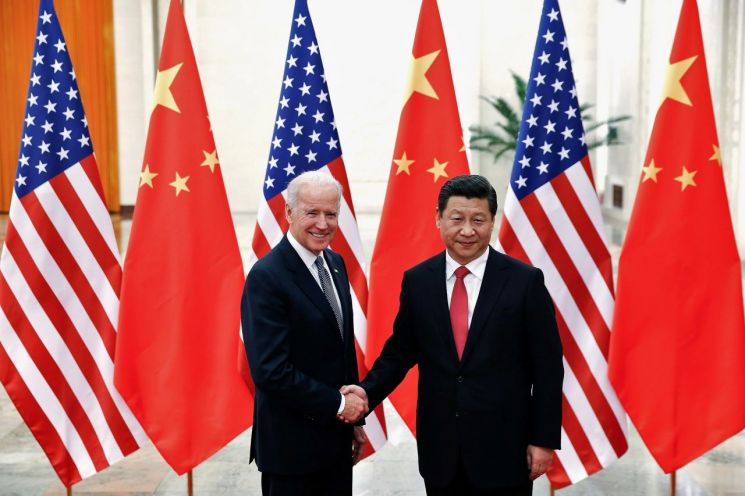 조 바이든 미국 대통령이 부통령이었던 2013년 12월 시진핑 중국 국가주석을 만나 악수를 하고 있다. [이미지출처=로이터연합뉴스]