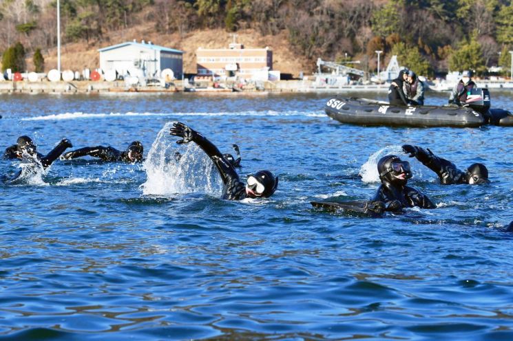 [양낙규의 Defence photo]“내가 해군 SSU다”…혹한기 훈련은