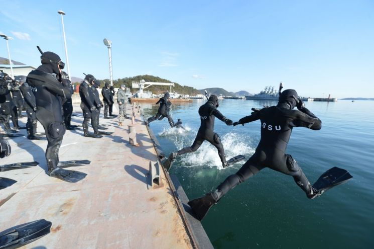 [양낙규의 Defence photo]“내가 해군 SSU다”…혹한기 훈련은