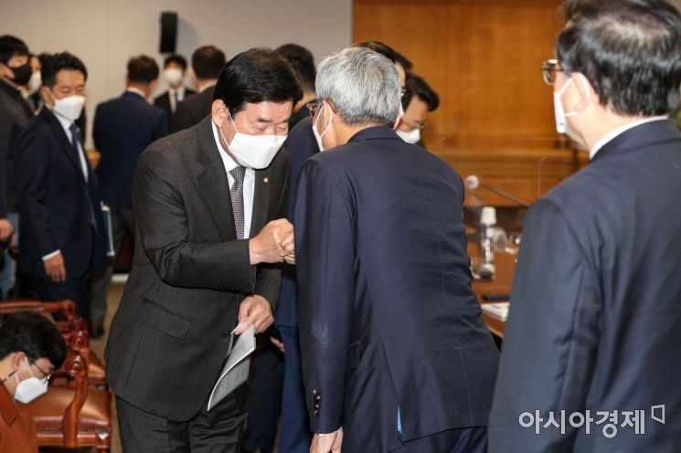 [포토]참석자들과 인사하는 김진표 의원