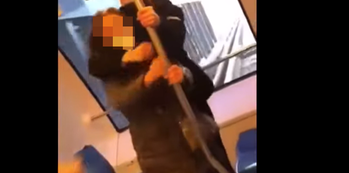 중학생들로 추정되는 청소년들이 지하철에서 한 여성 노인을 뒤에서 붙잡고 욕설과 조롱을 하고 있다. 사진=유튜브 캡처