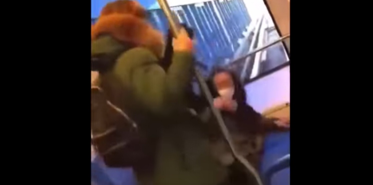 "야 노인네 시XX야" 지하철서 노인 폭행 욕설한 중학생 시민들 '공분'