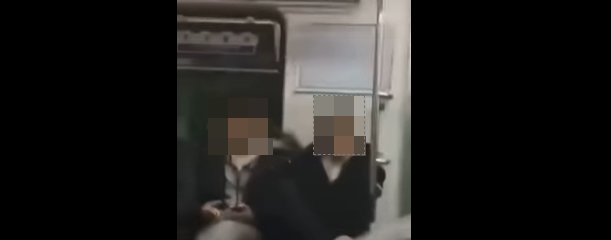 한 지하철 노약자석에 중학생으로 추정되는 청년들이 앉아 있다. 사진=유튜브 캡처