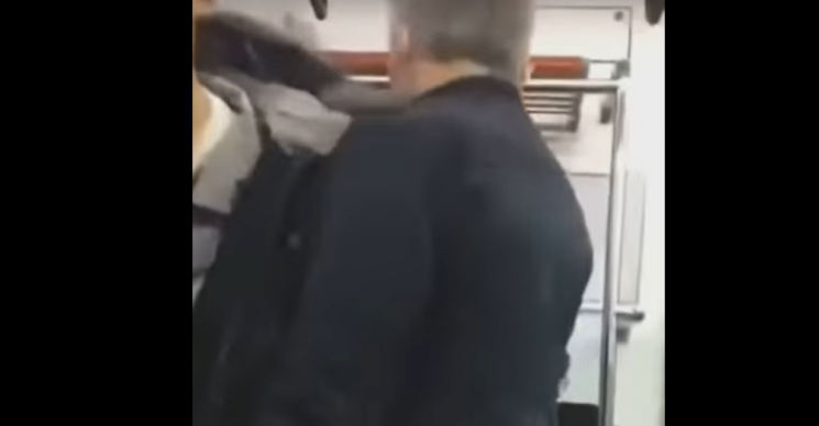 한 지하철 노약자석에 중학생으로 추정되는 청년들이 앉아 있다. 노인이 다가오자 몸으로 가슴을 밀치며 거칠게 지나가고 있다. 사진=유튜브 캡처