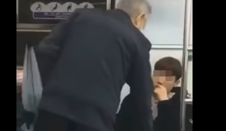 한 지하철 노약자석에 중학생으로 추정되는 청년들이 앉아 있다. 노인이 다가오자 몸을 거칠게 밀고 지나간 뒤, 이에 노인이 항의하자 원색적 욕설을 이어갔다. 사진=유튜브 캡처