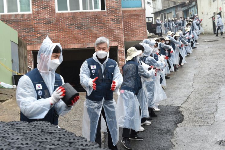 달동네를 데운 대학 사람들 … 사랑 실은 연탄 5천장 기부  