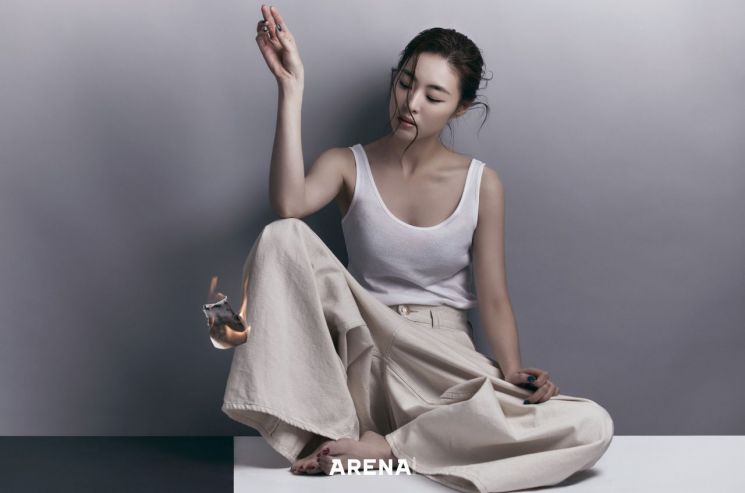 이연희, 우아한 어깨선 드러내며 고혹미 발산(화보)