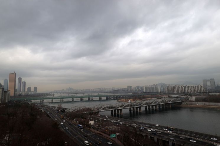[날씨] 24일 일요일 전국 흐리다 차차 맑아져…경북·강원은 비 또는 눈