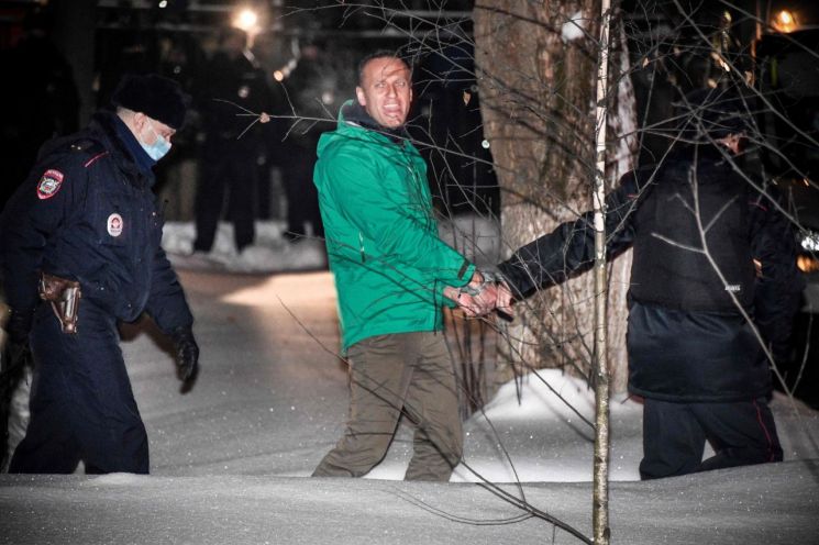 독극물 중독 치료 뒤 독일서 귀국 직후 체포된 러시아 야권 운동가 알렉세이 나발니가 지난 18일(현지 시각) 30일간 구속하라는 법원의 판결에 따라 모스크바 외곽 힘키 경찰서에서 호송되고 있다. [이미지출처=연합뉴스]