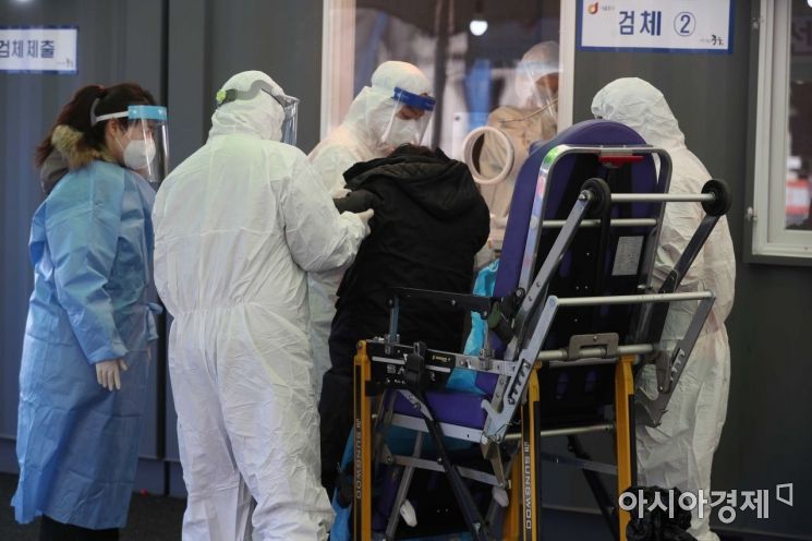 [포토]의료진 고군분투 